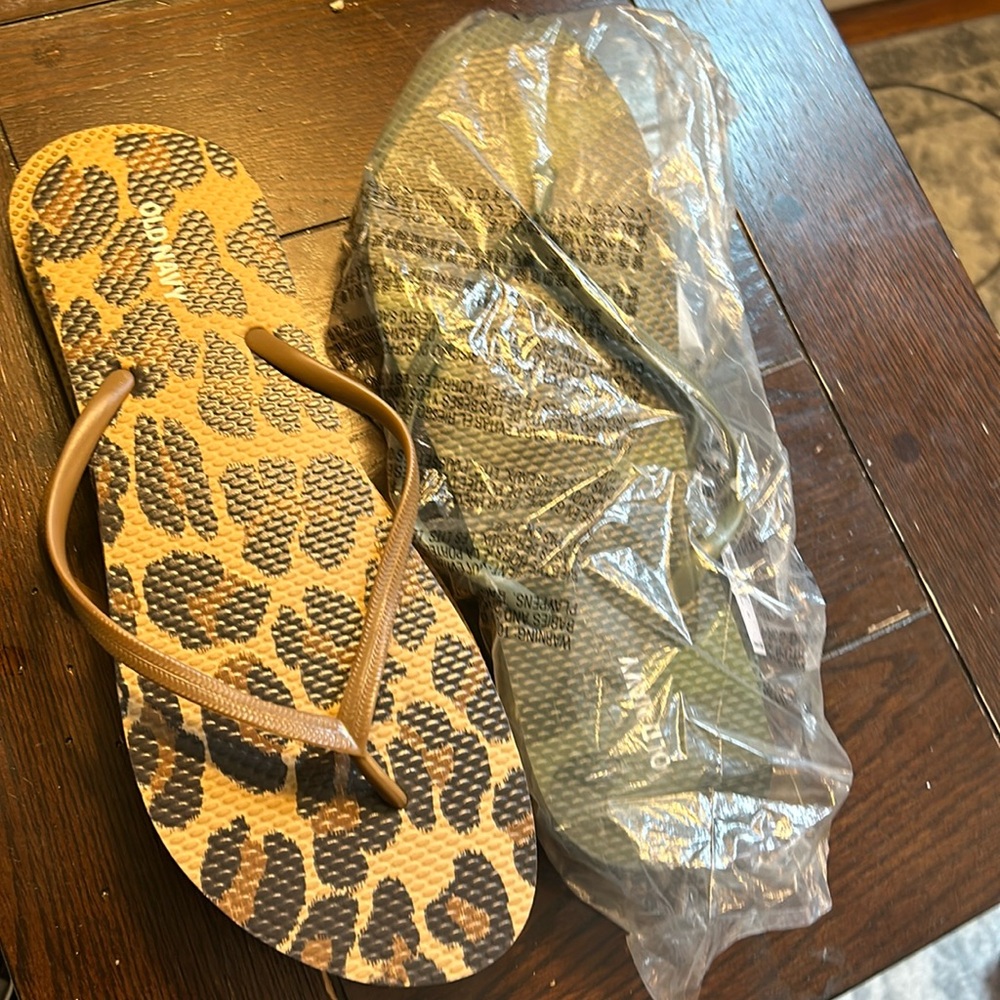 Old navy flip flops size 10
